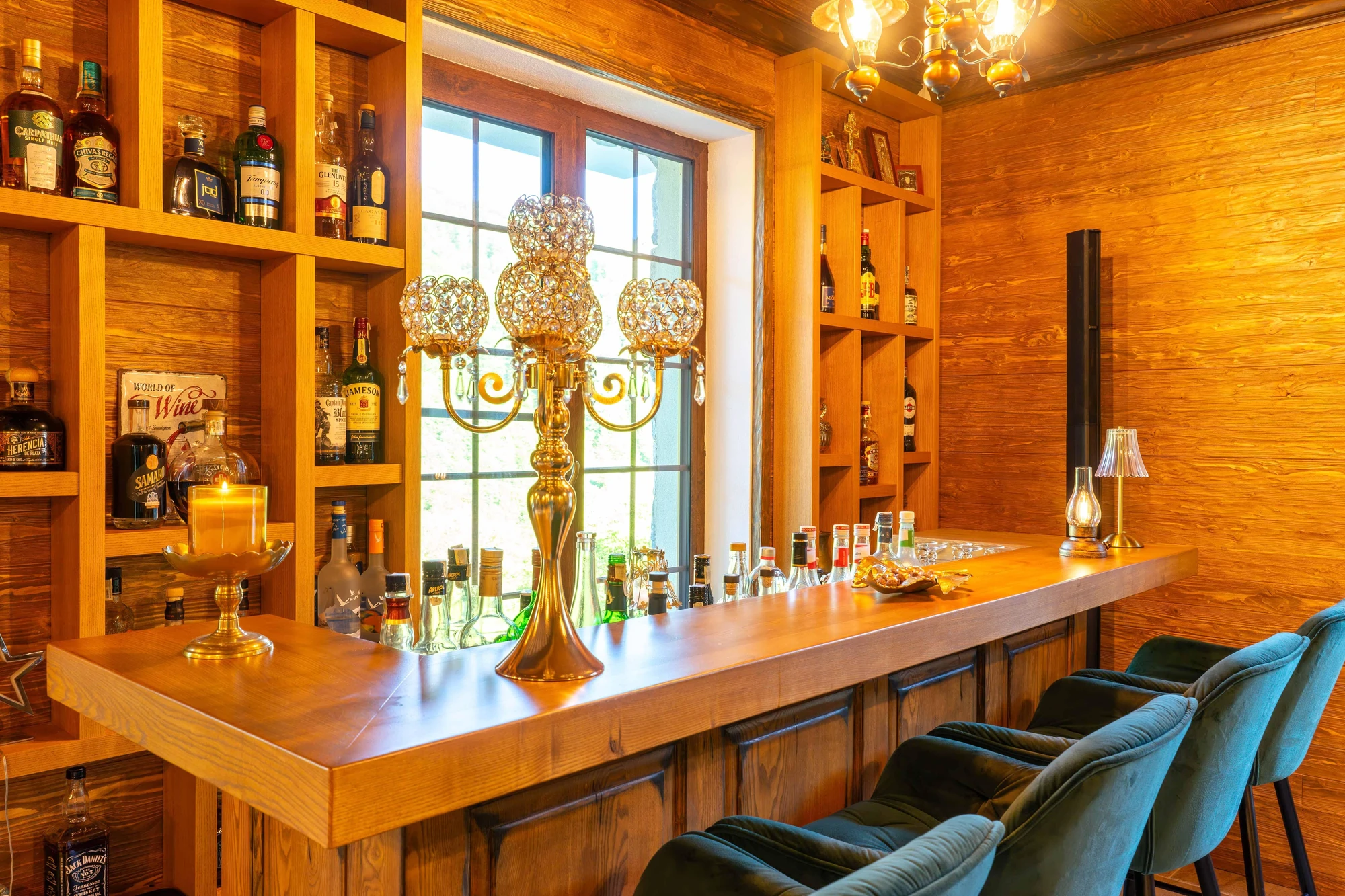 Barul restaurantului cu candelabru și rafturi din lemn