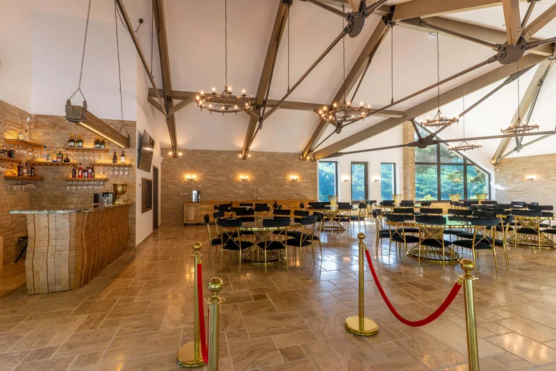 Mese în salonul restaurantului
