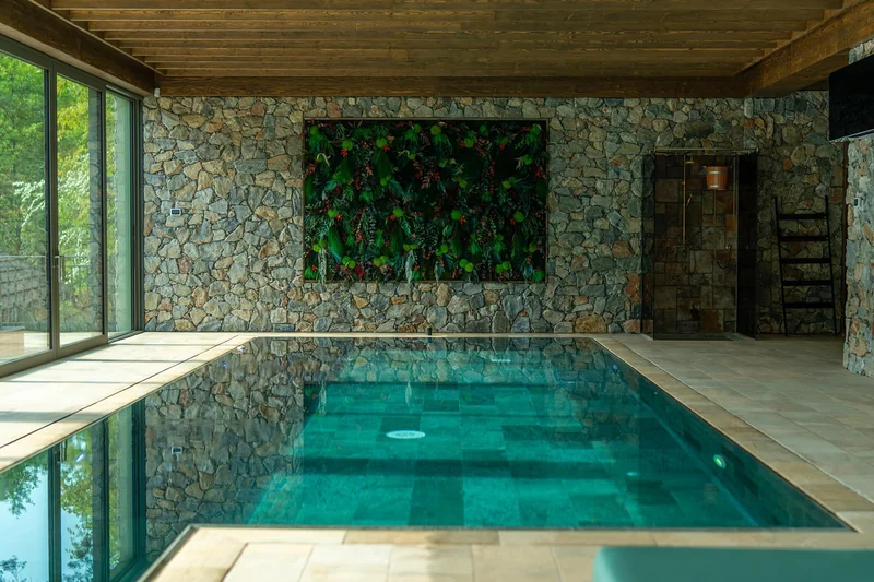 Piscina interioară încălzită, cu pereți de piatră
